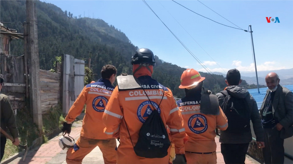 El equipo de la Defensa Civil de Colombia se prepara para subir a uno de los cerros orientales de la capital colombiana, de la mano de personas voluntarias que hacen parte de la comunidad. 