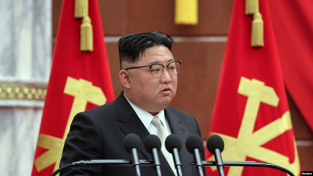 김정은 북한 국무위원장이 지난 26일 노동당 중앙위원회 제8기 제7차 전원회의 확대회의 1일 차 회의에서 발언하고 있다. (자료사진)