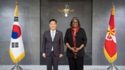因應聯合國安理會北韓制裁委員會專家小組於4月30日任期結束並解散，美國常駐聯合國代表琳達·托馬斯-格林菲爾德5月1日發表聲明強調監督北韓制裁執行情況的必要性。圖為琳達·托馬斯-格林菲爾德4月15日在首爾與南韓國防部長官申元植舉行會晤。 （美聯社）