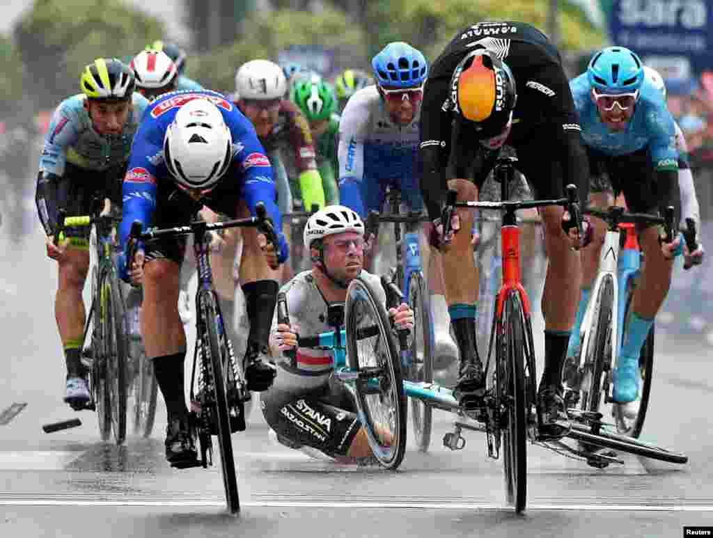 Astana Qazaqstan Team's Mark Cavendish crashes before Alpecin-Fenix's Kaden Groves wins stage 5 of the Giro d'Italia cycling race between Atripalda and Salerno, Italy, May 10, 2023.