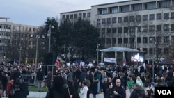 當地時間2024年3月15日反對現任菲佐政府的集會，下午6時許的人潮、標語和旗幟，布拉迪斯拉發的自由廣場（Námestie Slobody）(美國之音 楊樂天)