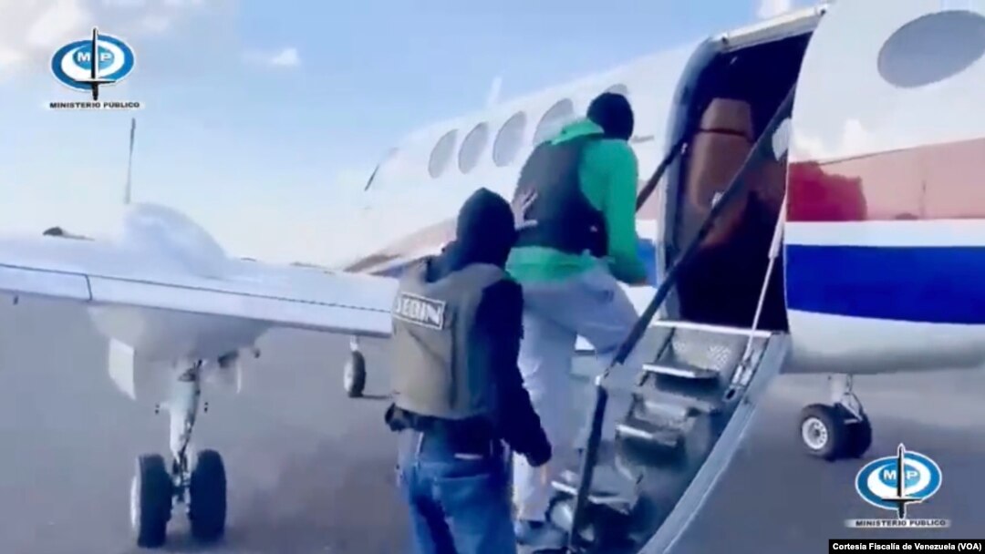 Imagen capturada de un video de la Fiscalía venezolana del traslado por parte del SEBIN del alcalde del municipio Simón Rodríguez, Ernesto Paraqueima, detenido el jueves 4 de mayo tras sus comentarios peyorativos sobre niños autistas.