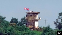 Në këtë pamje nga Paju në Korenë e Jugut, një ushtar i Koresë së Veriut bën roje në një pikë ushtarake mě 24 korrik, 2024/AP