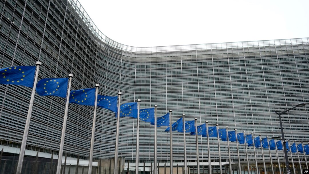 벨기에 브뤼셀에 있는 유럽연합(EU) 본부 앞에 게양돼 있는 EU 국기들 (자료사진)