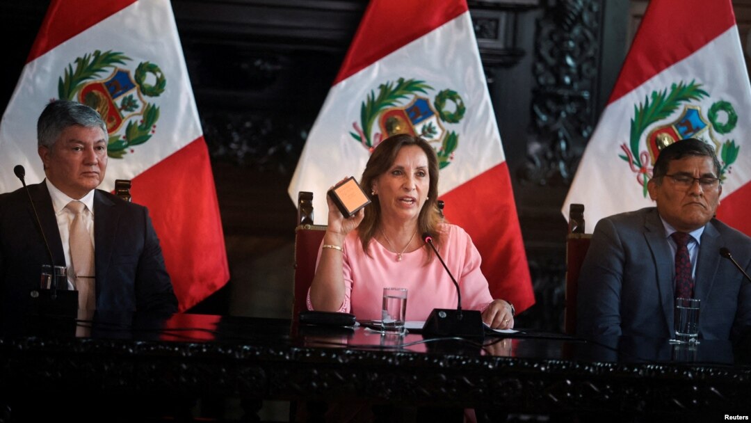 La presidenta de Perú, Dina Boluarte, en conferencia de prensa, acompañada de sus abogados Mateo Castañeda y Eduardo Barriga, en medio de una investigación por posesión de joyas costosas, entre ellas relojes Rolex y una pulsera Cartier, en Lima, Perú el 5 de abril de 2024. 