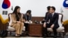 한국을 방문한 줄리 터너 미국 국무부 북한인권특사(왼쪽)가 17일 정부서울청사에서 김영호 한국 통일부 장관과 만났다.
