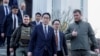 日本首相岸田文雄在2023年3月21日突訪烏克蘭。圖為岸田文雄在發生過大屠殺的布查鎮視察。
