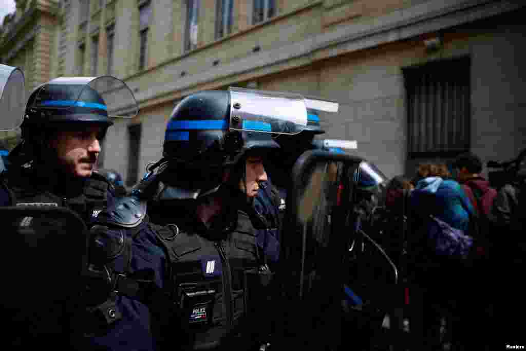 La policía francesa hace presencia a las afueras de la Universidad de la Sorbona, donde estudiantes bloquean la entrada al lugar como parte de las manifestaciones por el conflicto en Gaza. 