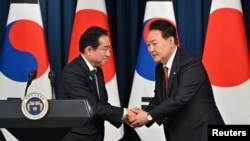2023年5月7日，日本首相岸田文雄和南韓總統尹錫悅在首爾會晤後舉行聯合記者會。（路透社照片）