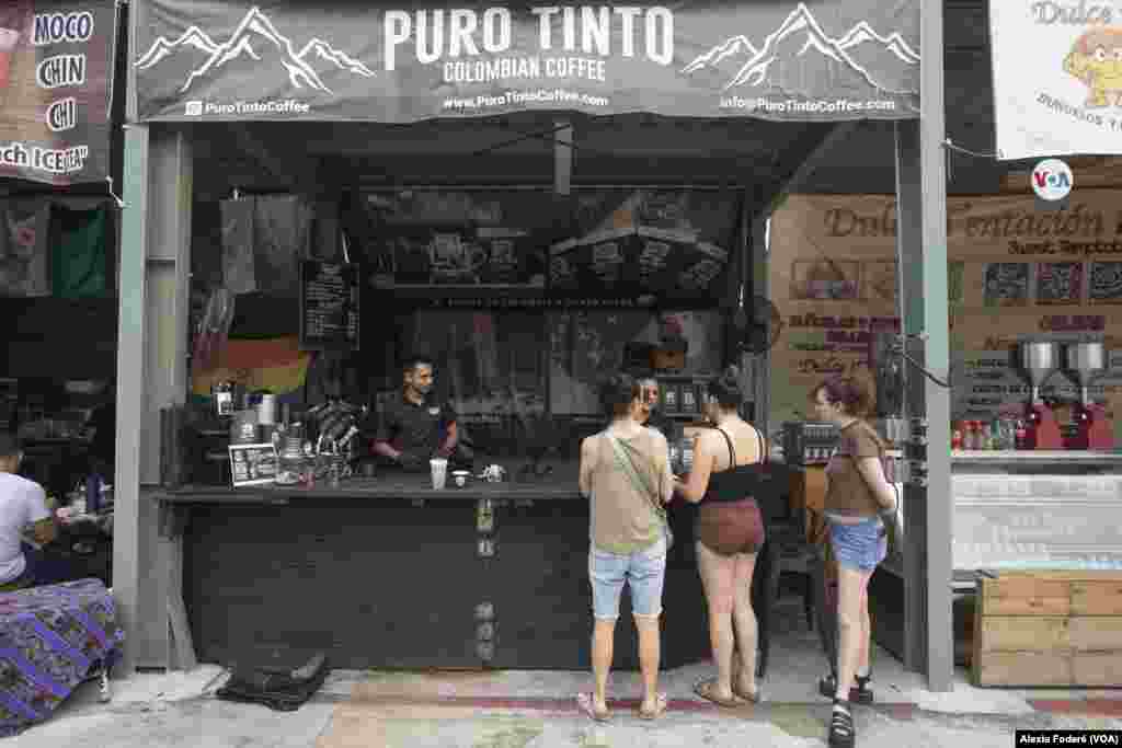 Café colombiano en "Puro tinto", un sitio que se ha hecho un sitio en el Yellow Green Farmers Market en Hollywood, Florida. Foto del 10 de junio de 2023.