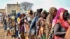 ፋይል - በጦርነት ከሚታመሰው ሱዳን የሸሹ ሴቶች፣ ደቡብ ሱዳን፣ ሬንክ ከተማ ከሚገኘው የተባበሩት መንግስታት የስደተኞች መርጃ ድርጅት የመሸጋገሪያ ማዕከል፣ ምግብ ለመቀበል ተሰልፈው ይታያሉ 