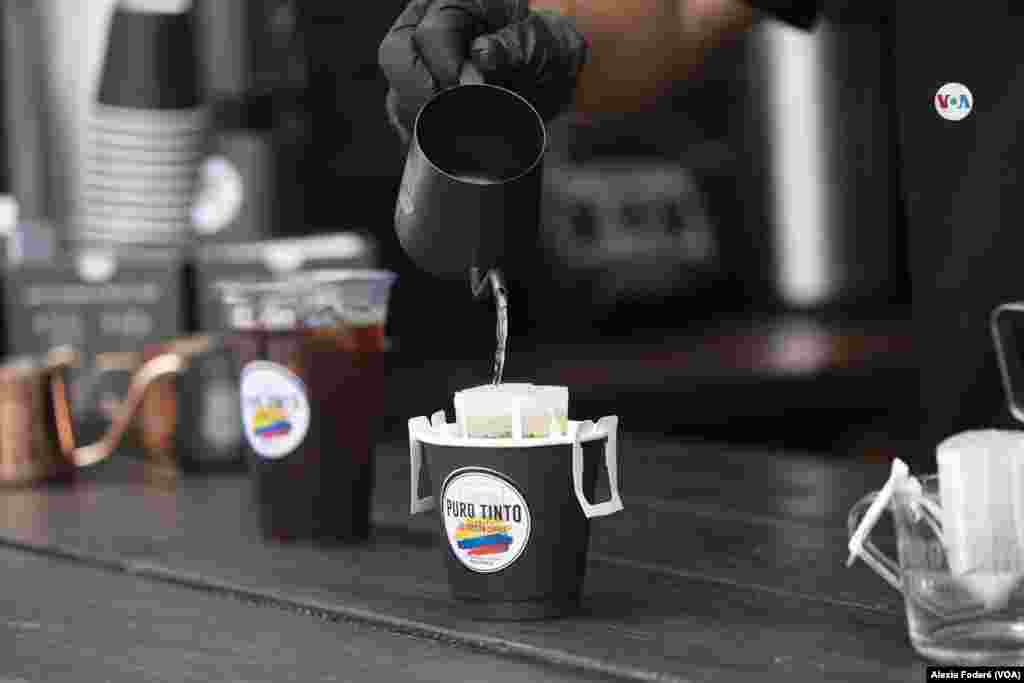 La imagen muestra el momento en que Camilo Giraldo, prepara un café colombiano tradicional, en Café Puro tinto, negocio enclavado en el Green Farmers Market en Hollywood, Florida, el sábado 10 de junio de 2023. 