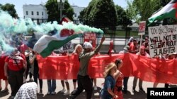 Protestuesit duke rrethuar perimetrin rrotull Shtëpisë së Bardhë (8 qershor 2024)