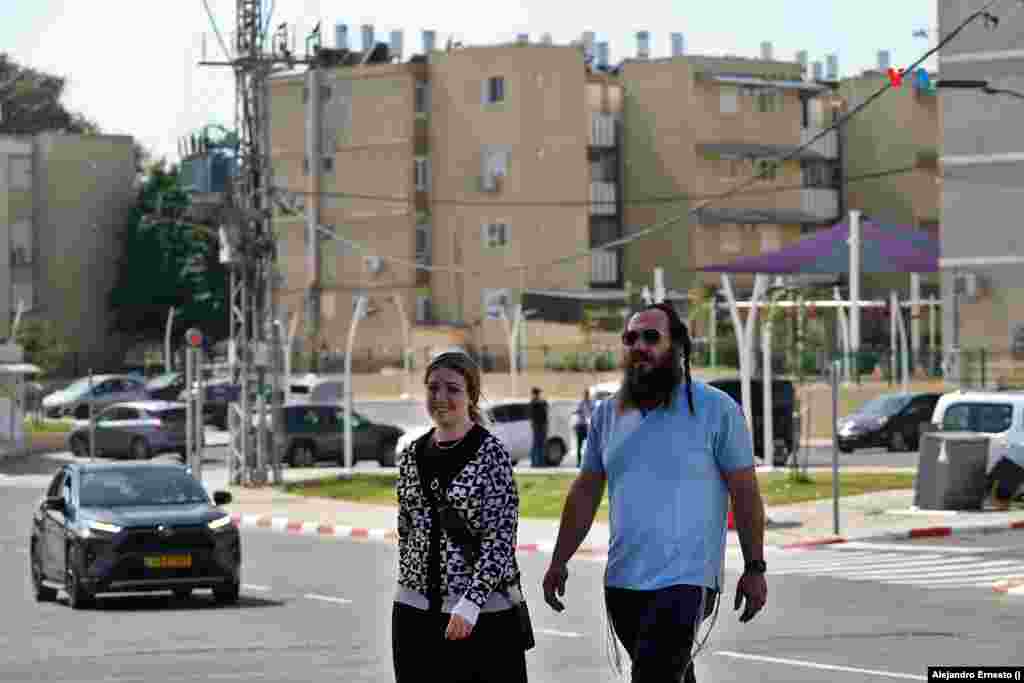 Los judíos estadounidenses Kalman Yurman y su esposa Alyssa caminan por la ciudad de Sderot.