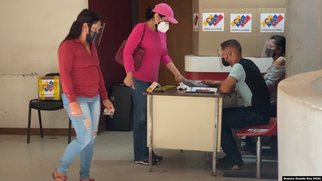 Una venezolana vota en las elecciones regionales del 21 de noviembre de 2021 en un centro de votación de Maracaibo, estado Zulia. El rector principal del poder electoral, Enrique Márquez, renunció a su cargo este martes.
