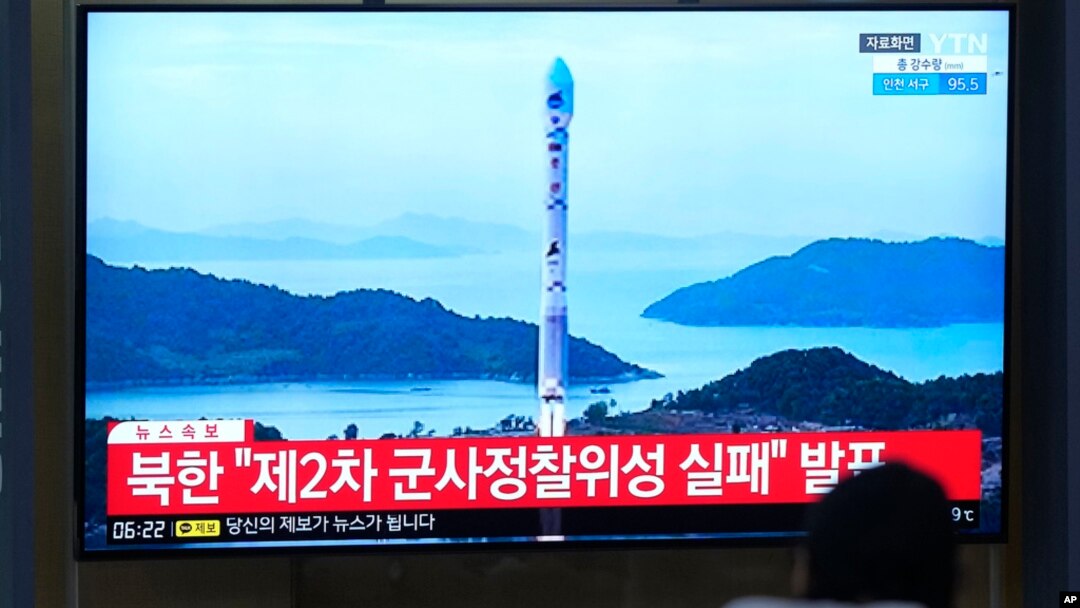 24일 한국 서울역에 설치된 TV에서 북한의 2차 군사정찰위성 발사 실패 보도가 나오고 있다.