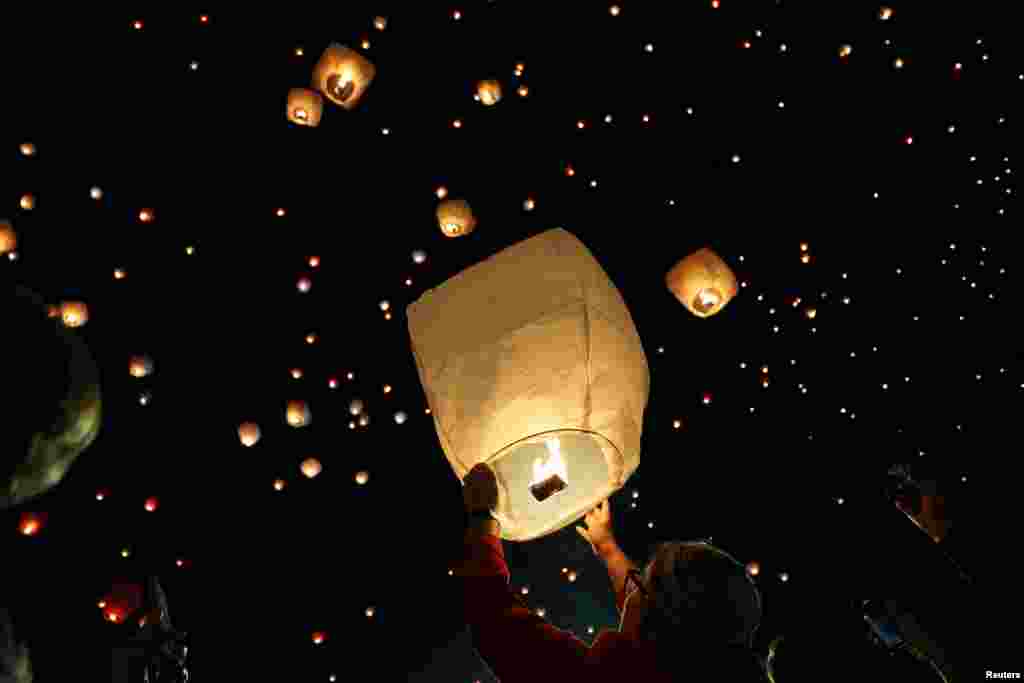 En Atenas, Grecia, el cielo se llena de luz gracias a los globos que se elevan durante la celebración de la noche del 24 de diciembre. 