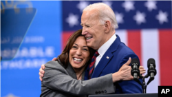 ABD Başkanı Biden’ın NATO zirvesinden sonraki basın toplantısı, adaylığına ilişkin endişeleri ağırlaştırmasa da yarıştan çekilmesine ilişkin tartışmaları dindiremedi. Demokrat Biden’ın rakibi Trump ise Pazartesi günü başlayacak Cumhuriyetçi Parti Kongresi’ne katılıyor. 