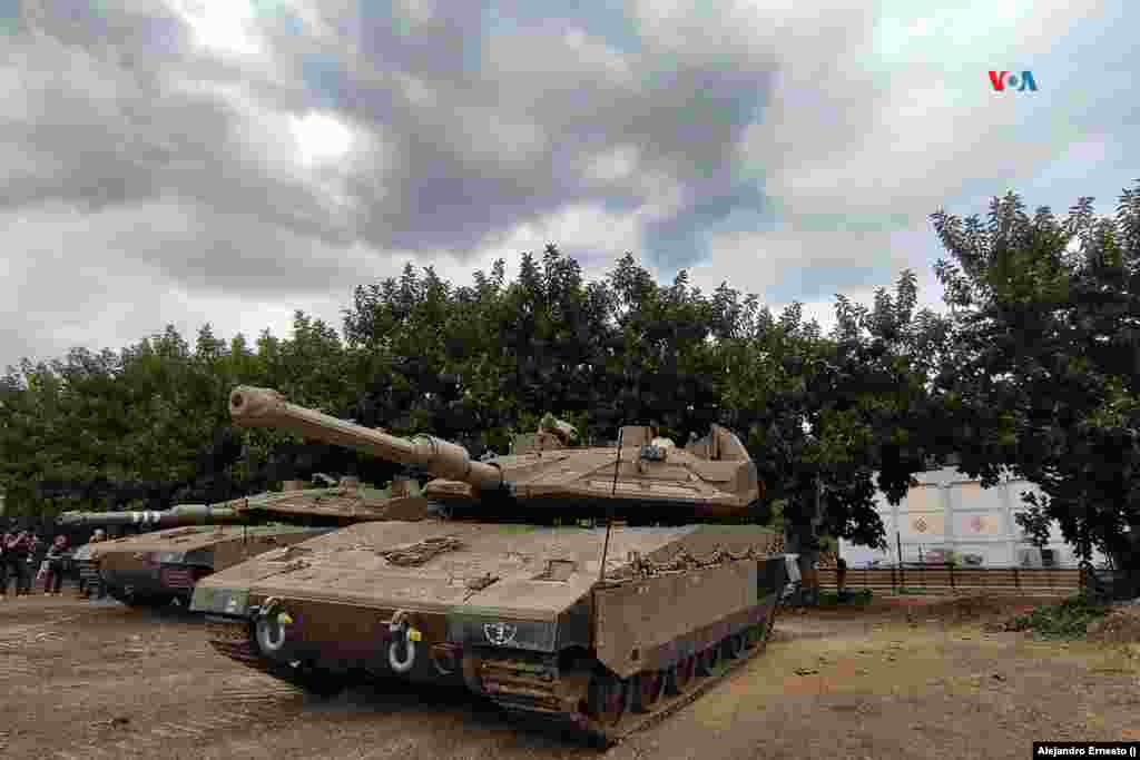 Una agrupación de tanques de las Fuerzas de Defensa de Israel permanece en la zona norte del país, muy cerca de la frontera con Líbano, el 31 de octubre de 2023.