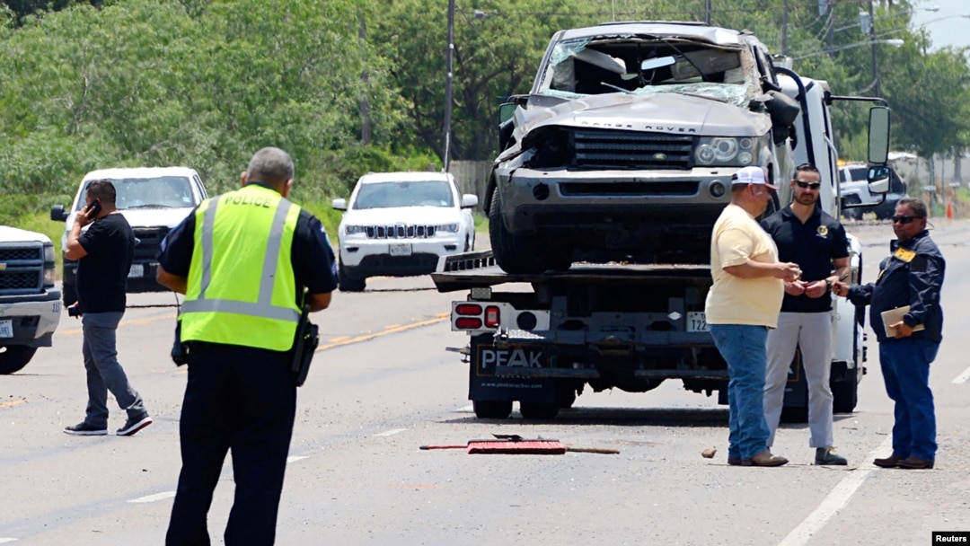 La camioneta conducida por un hombre identificado como Martín Sandoval es removida por autoridades policiales luego de que el chofer arrollara a un grupo de migrantes, la mayoría venezolanos, en una parada de bus en Brownsville, Texas, el domingo 7 de mayo de 2023.