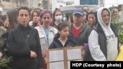 18 Mart 2023 - Samandağ'da kadınlar depremin 40'ıncı gününde düzenledikleri yürüyüşte, depremde kaybettikleri yakınlarının isimlerinin yazılı olduğu pankartlar taşıdı