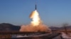 북한은 김정은 국무위원장이 참관한 가운데 고체연료 대륙간탄도미사일(ICBM) 화성-18형 발사 훈련을 실시했다며, 19일 사진을 공개했다.