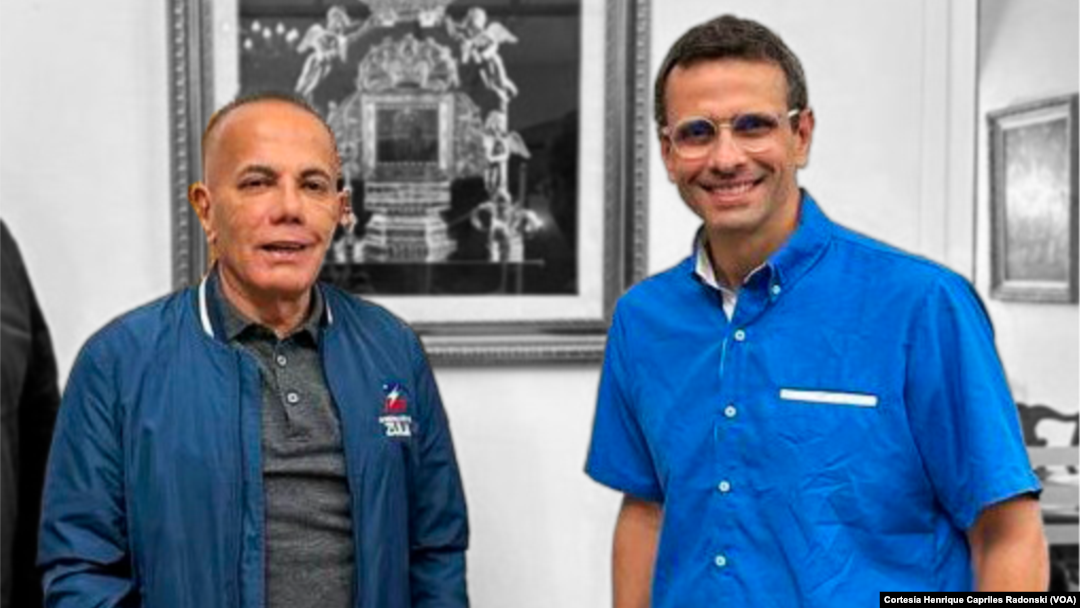 Dos de los líderes políticos de la oposición venezolana, Manuel Rosales, en el centro de la foto, y Henrique Capriles Radonski, a la derecha, posan tras reunirse el sábado 26 de agosto de 2023, en Maracaibo. La VOA editó la foto original con un filtro de efecto.