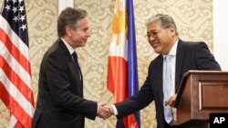 รัฐมนตรีว่าการกระทรวงการต่างประเทศสหรัฐฯ แอนโทนี บลิงเคน เยือนกรุงมะนิลา เพื่อหารือกับรัฐมนตรีต่างประเทศฟิลิปปินส์ เอนริเก มานาโล ในวันอังคารที่ 19 มีนาคม 2024