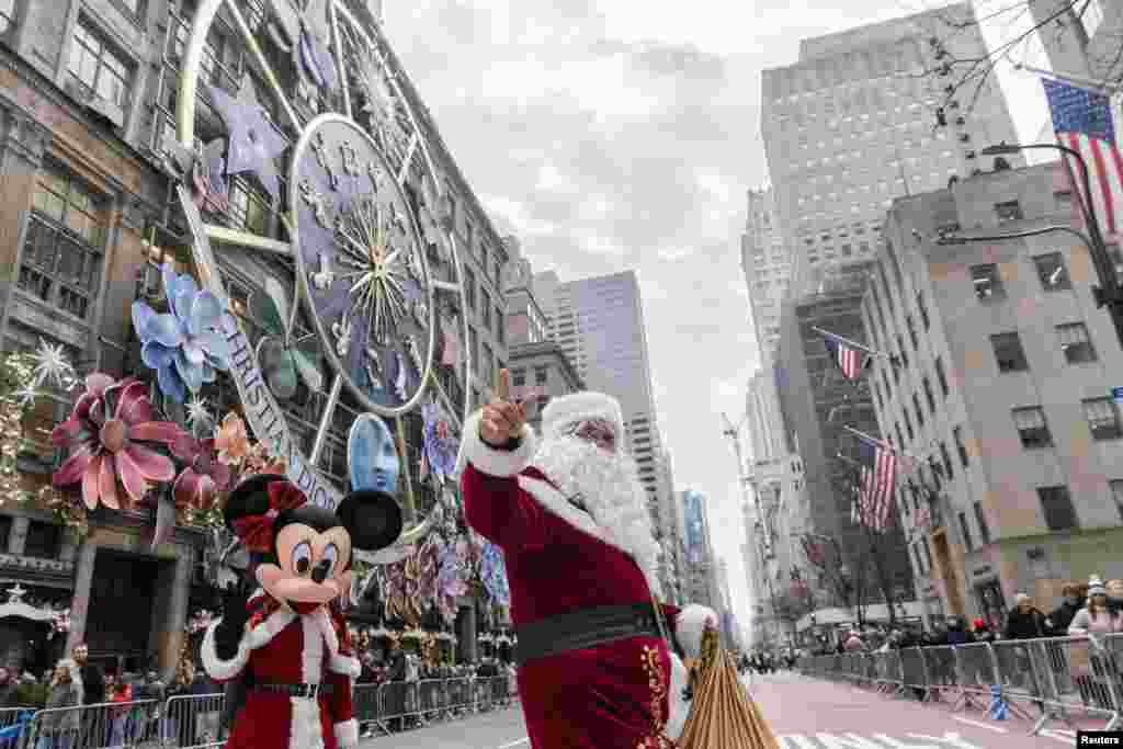 En la popular 5ta Avenida de Manhattan, Nueva York, miles de personas transitan en medio de grandes decoraciones y la constante presencia de Papá Noel. 
