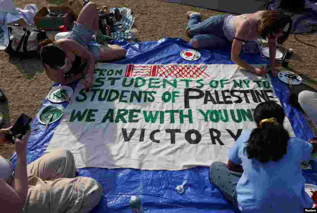 Los estudiantes de la Universidad de Columbia pintan una respuesta a un mensaje escrito por palestinos en Rafah, en el que agradecían a los estudiantes por su apoyo.