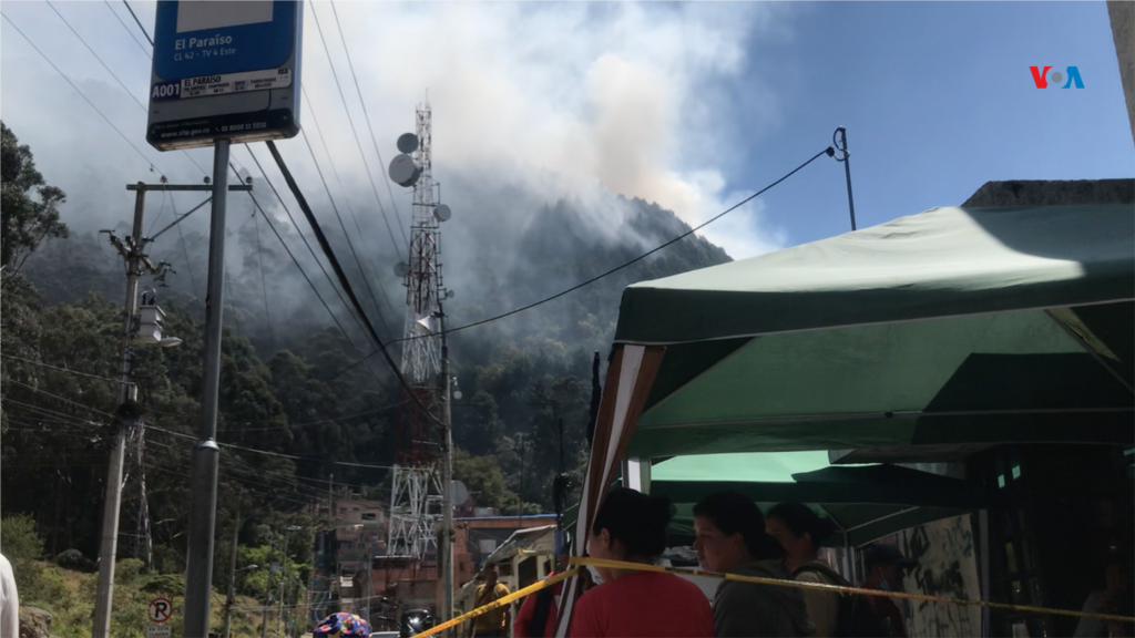 Algunos habitantes del barrio El Paraíso, ubicado cerca de uno de los cerros orientales de Bogotá, se unen de forma voluntaria para apoyar las labores de emergencia en las que trabajan miembros de brigadas y personal especializado. 