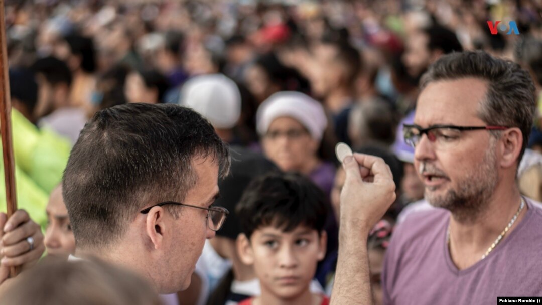 Durante la misa los feligreses también recibieron la comunión.