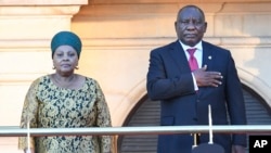 O Presidente sul-africano, Cyril Ramaphosa, ao lado da antiga presidente da Assembleia Nacional da África do Sul, Nosiviwe Mapisa-Nqakula, antes do seu discurso sobre o estado da nação na Câmara Municipal da Cidade do Cabo, a 8 de fevereiro de 2024.