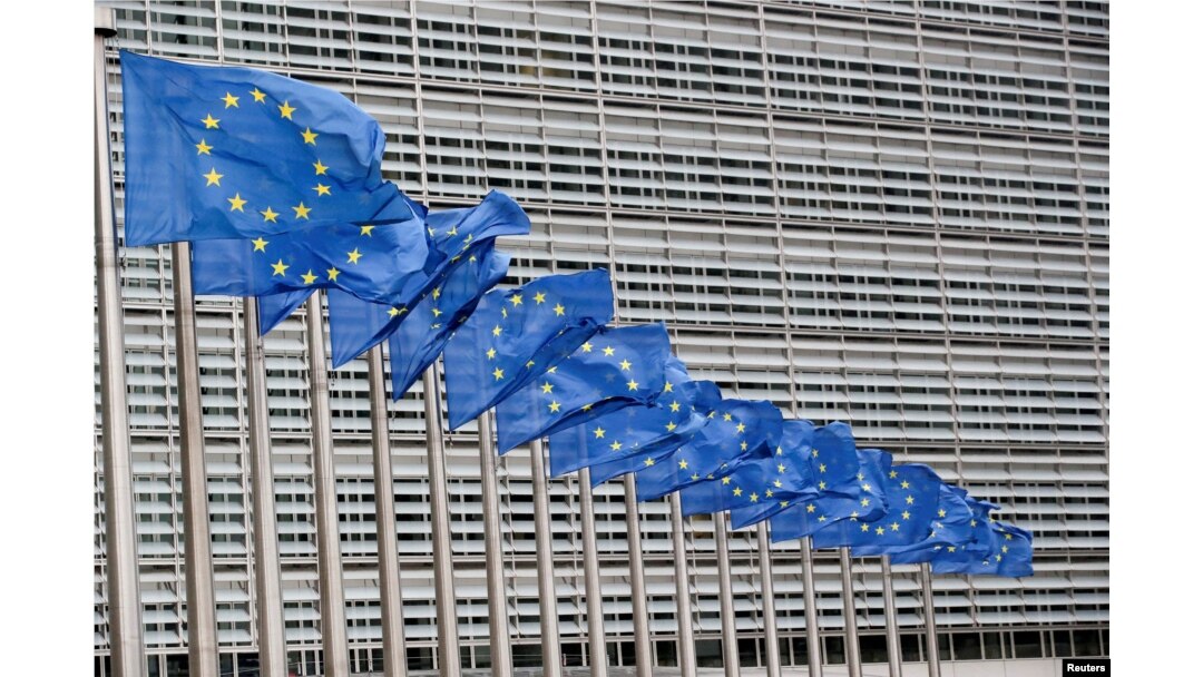유럽연합(EU) 집행위원회 본부 건물 밖에 게양된 EU 국기들 (자료사진)