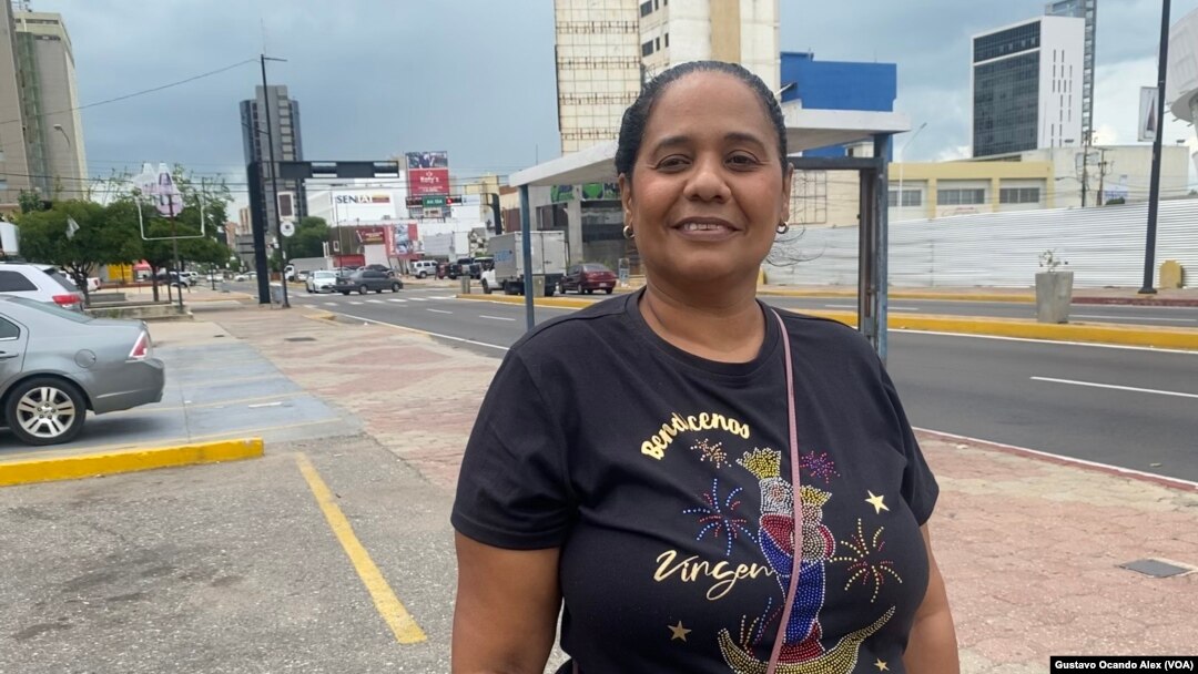 Karin Godoy, electora venezolana, posa tras declarar a la Voz de América sobre sus intenciones de participar en el proceso comicial presidencial del domingo 28 de julio, en Maracaibo, la mañana del 16 de julio de 2024.