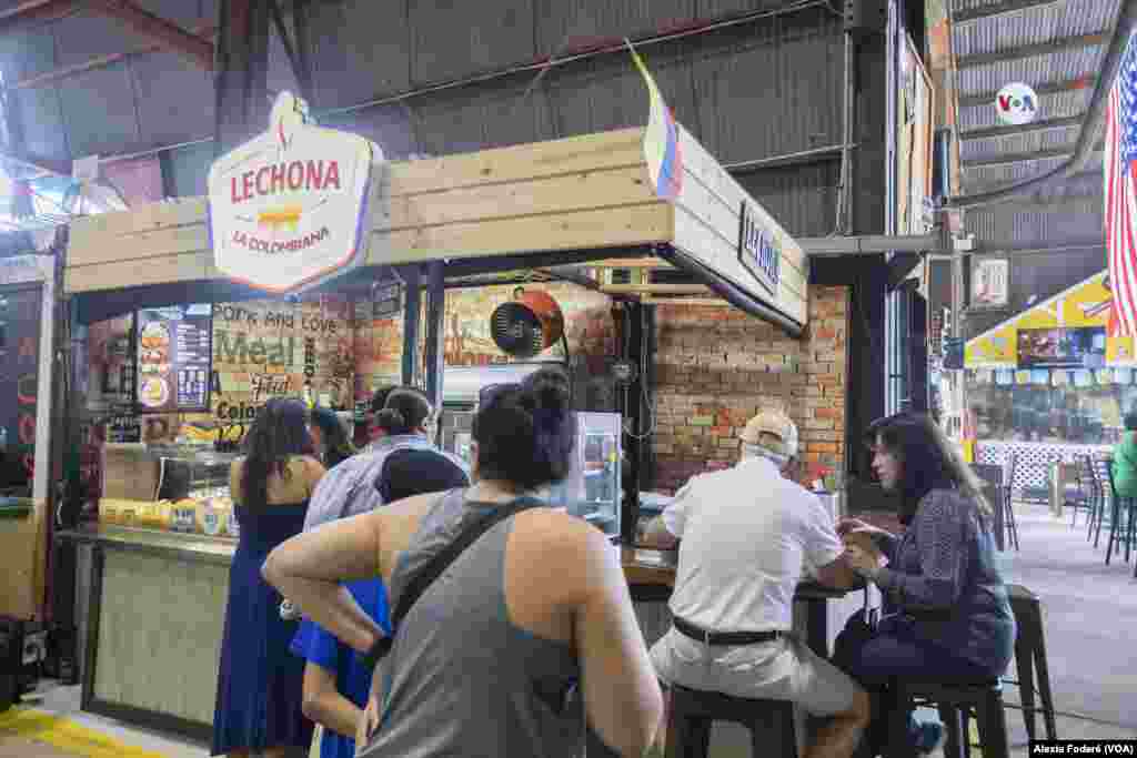 El puesto de venta en Lechona La Colombiana permanece concurrido, su dueña, Diana Solina, le dijo a la Voz de América que tras la visita de Tulio Zuluaga, el influencer colombiano, el público proveniente de varias partes de América Latina se ha interesado por los productos de su Colombia natal. 