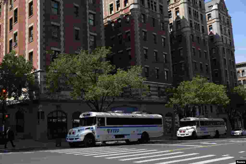 Cerca de la universidad de Columbia aguardan autobuses de la policía de Nueva York, mientras estudiantes continúan manteniendo un campamento dentro del campus principal. El fin de semana, en Virginia Tech, algunos estudiantes pro-palestinos fueron detenidos. 