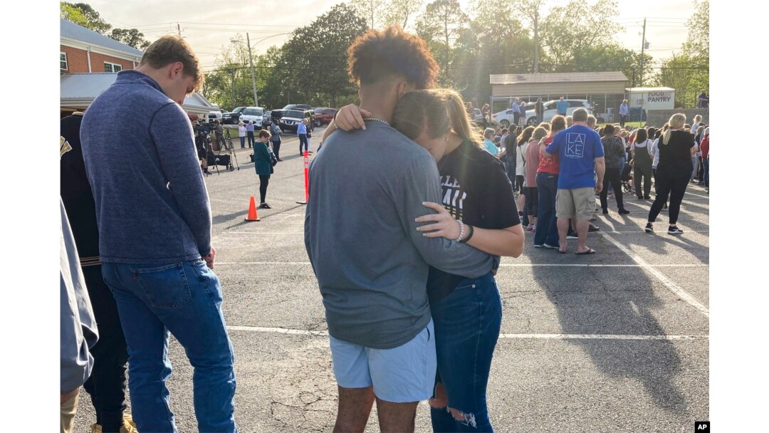 Dos adolescentes se abrazan en una vigilia de oración el domingo 16 de abril de 2023, afuera de la Primera Iglesia Bautista en Dadeville, Alabama. Varias personas murieron y más de dos docenas resultaron heridas en un tiroteo en una fiesta de cumpleaños de adolescentes en la ciudad el sábado 15 de abril. (Foto AP/Jeff Amy)