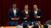 前美国副国家安全顾问博明(Matthew Pottinger 中)、简以荣(左)以及壮阔台湾联盟理事长吴怡农(右)在台北出席新书发表会，呼吁建构强大威慑能力以吓阻习近平可能的侵台战争。(美国之音特约记者李昕儒摄影) 