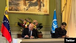 El fiscal de la CPI, Karim Khan y el presidente Nicolás Maduro en junio durante la firma de un memorando de entendimiento para establecer una oficina en Caracas.