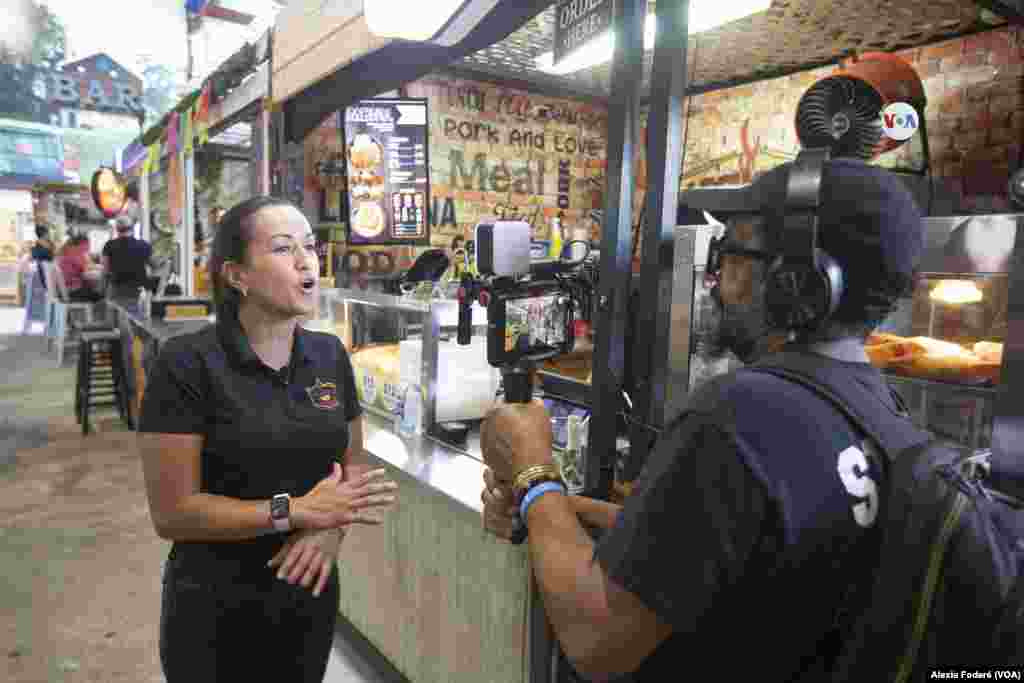 Andrea Solina exlica a la Voz de América las particularidades de su plato especial en Lechona La Colombiana, negocio ubicado en el Yellow Green Farmers Market, en Hollywood, Florida, el 10 de junio de 2023. 