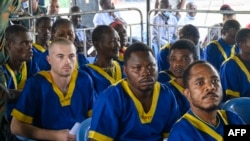 O americano Taylor Thomson (segundo a contar da esquerda) sentado no meio de outros acusados da tentativa de golpe de 19 de maio, durante a sessão de abertura do julgamento na Prisão de Ndolo, em Kinshasa. 7 de junho 2024