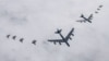 미 공군 전략폭격기 B-52H 2대(가운데)와 F-16 전투기 4대(오른쪽), 한국 공군 F-35 전투기 4대(왼쪽)가 14일 한반도 상공에서 연합훈련을 했다. 한국 국방부 제공 사진.