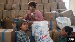사이클론 피해로 파손된 미얀마 현지 세계식량계획(WFP) 물류 시설에서 지난 17일 관계자들이 식료품을 정리하고 있다. (자료사진)