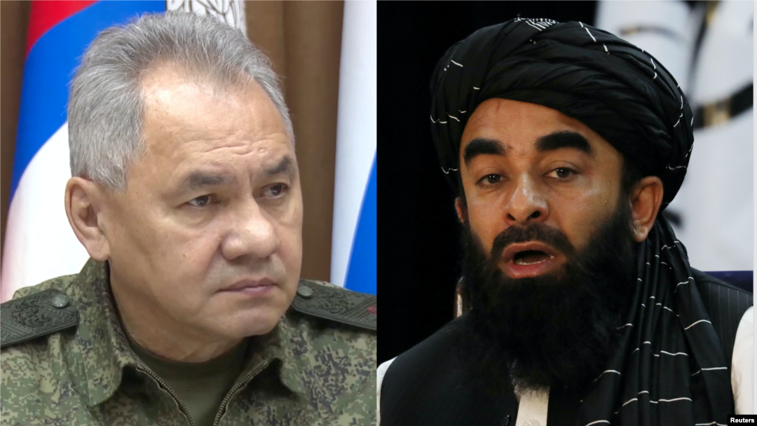 ذبیح الله مجاهد، سخنگوی طالبان (راست) و سرگی شویگو، وزیر دفاع روسیه
