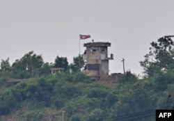 한국 파주에서 바라본 비무장지대(DMZ) 북쪽에 있는 북한 감시 초소. (자료사진)