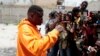 በመንደር ስሙ ‘ባርቤክዩ’ እየተባለ የሚጠራው ጂሚ ሼሊዜ የቡድኑ መሪ፣ ለጋዜጠኞች ገለጣ እያደረጉ እአአ ነሃሴ 1/2023