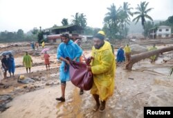 Waokoaji wakiondoa miili ya waliofariki katika maporomoko ya ardhi huko Kerala, India.