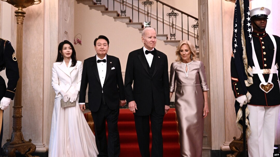 Rais wa Korea Kusini Yoon Suk Yeol (wa pili kushoto) na mkewe Kim Keon Hee (kushoto), Rais wa Marekani Joe Biden (wa pili kulia) na Mke wa Rais wa Marekani Jill Biden (kulia) wakiwasili katika chakula cha jioni huko, tarehe 26 Aprili 2023. Picha na Brendan SMIALOWSKI / AFP. 