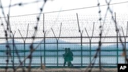 2023年2月16日，韩国军队士兵在与朝鲜边境附近的韩国济州，沿着铁丝网巡逻。